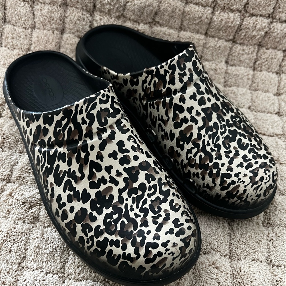 OOFOS Leopard-Print Clogs in Black & Cream